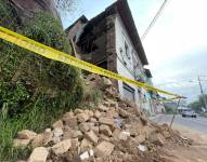 Colapsó una pared lateral en una vivienda del centro de Quito.