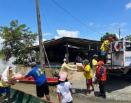 La Secretaría de Riegos entregó asistencia a 60 familias del cantón Daule, en Guayas.