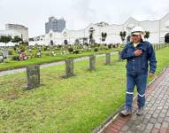 José Criollo es uno de los panteoneros del cementerio de El Batán, en el norte de Quito.