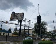 Un semáforo apagado en la avenida González Suárez y San Ignacio, diagonal al Hotel Quito.