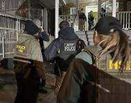 Agentes federales de diversas dependencias durante una redada contra indocumentados.