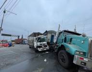 Imagen del choque entre un camión y un tráiler en la Vía a Daule, norte de Guayaquil.