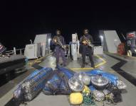 Imagen de la incautación de bultos con armas de fuego en altamar.