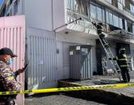 Personal del Cuerpo de Bomberos de Quito acudió al edificio el SNAI para inspeccionar la zona del atentado.