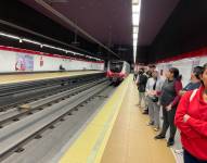 Metro de Quito: en video se registró cuando una mujer pintó un grafiti en la estación El Ejido