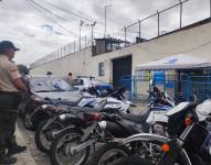 Policías esperan afuera de la cárcel de El Inca
