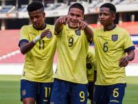 Jugadores de Ecuador celebrando un gol.