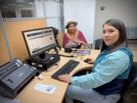 Una funcionaria del Registro Civil atiende a una ciudadana.