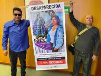 Los familiares de Janine Ontaneda Acevedo muestran la pancarta con su fotografía, en Quito.