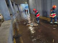 En el intercambiador de la av. 12 de Octubre, en Quito, se produjo una acumulación de agua.