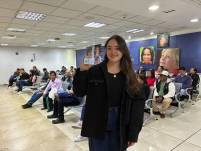 Una usuaria muestra su cédula de identidad en Quito.