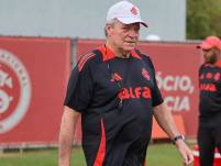 Entrenador del Inter de Porto Alegre, Abel Braga, dirigiendo un entrenamiento