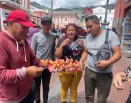 Richard Martínez vende capibaras de juguete en las calles Chile y Cuenca del Centro Histórico de Quito.