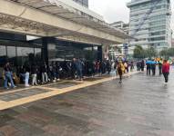 Una fila de usuarios en las afueras del Registro Civil, en la avenida Naciones Unidas, este 11 de abril.