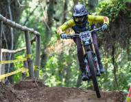 Rafaela Roldán, ciclista de montaña ecuatoriana, en el Downhill 2025 en Chile.
