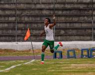 El delantero de Liga de Portoviejo, Liuhd Delgado, celebra su gol contra Cuenca Juniors en la final de Segunda Categoría