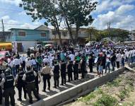 Los asistentes han asistido con camisas blancas como símbolo de paz y rechazo ante la violencia.
