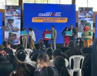 Madres de familia recibieron al presidente Daniel Noboa en el Colegio Consejo Provincial, en el sur de Quito.