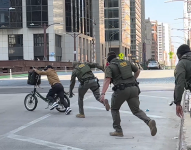 Delivery logra escapar de redada antimigrante de ICE en Estados Unidos