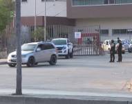 Foto de los exteriores del Hospital Monte Sinaí, noroeste de Guayaquil, tras una balacera que dejó a una persona herida y daños materiales.