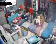 Imagen de video donde un padre agrede a su hijo.