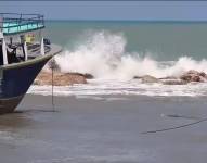 Foto de oleaje en una playa ecuatoriana.