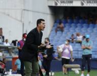 Ismael Rescalvo, DT de Emelec, da instrucciones a sus dirigidos durante un partido de LigaPro.