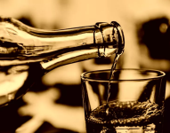 Las autoridades aseveran que cuatro fábricas que elaboran licor ya han sido suspendidas por no presentar documentos que garanticen la calidad de sus productos.