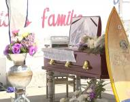 Imagen de un ataúd de una de las víctimas del ataque armado en Playas.