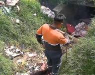 Los moradores quemaron las covachas en la quebrada Calicanto de la Ciudadela del Ejército, sur de Quito.