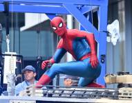 Tom Holland vestido de Spiderman.