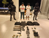 Cuando los agentes allanaron la casa, uno de los individuos estaba en un dormitorio y otro en la sala.
