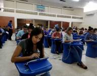 Estudiantes universitarios durante una evaluación de conocimientos,