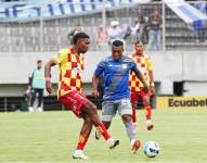 Michael Carcelén y Maicón Soliz, jugadores de Aucas y Emelec.