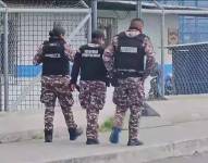 Imagen de guías penitenciarios caminando por el recinto de una cárcel.