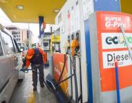 Un vehículo se surte con combustible en una gasolinera.