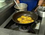 Imagen de una persona cocinando verde para un plato.