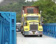 Imagen de un camión pasando por encima del puente bailey instalado sobre el río Churute en Guayas, este 22 de octubre del 2025.