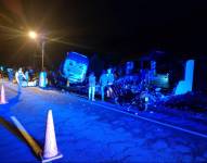 Un bus se chocó contra un quiosco.