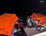 La Armada del Ecuador coordinó el rescate de la tripulación y los pasajeros.