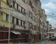 Imagen del exterior de las Casas Colectivas del centro de Guayaquil.