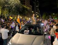 Miles de simpatizantes de Daniel Noboa salieron a las calles de Guayaquil, Quito y Cuenca a festejar los resultados de la segunda vuelta 2025.