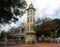 La historia de los hombres que mantienen funcionando el reloj de la Torre Morisca en Guayaquil