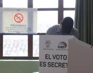 Imagen de personas ejerciendo su derecho al voto.