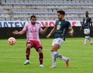 Jugadores de ambos clubes disputando el balón.