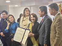 Rosalía Arteaga sonríe tras recibir el reconocimiento del Parlamento Andino.