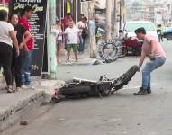 Imagen de un hombre arrastrando una moto en la cual se trasladaban dos ladrones.