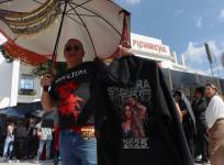 Quito, jueves 6 de noviembre del 2025. Decenas de personas llegaron al Estadio Olí­mpico Atahualpa.