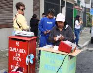 Elecciones Ecuador 2025 | Plastificadores y comerciantes deberán ubicarse a 100 metros de los ingresos a los recintos electorales