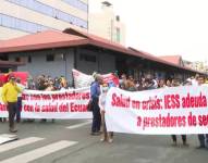 Imagen de manifestantes en el exterior de la Caja del Seguro del IESS.ee